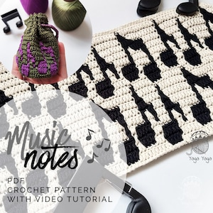 Può includere: Un oggetto all'uncinetto con un motivo ripetuto di note musicali nere su sfondo crema. È visibile un piccolo astuccio all'uncinetto verde e viola, insieme al testo "Music notes" e "PDF Crochet Pattern with Video Tutorial."