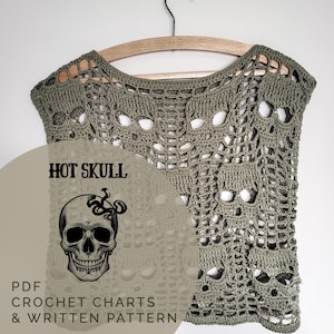 Può includere: Un gilet all'uncinetto verde oliva con un motivo a teschio, appeso a una gruccia di legno. L'immagine include una grafica con il testo "HOT SKULL" e un'illustrazione di teschio, più "PDF CROCHET CHARTS & WRITTEN PATTERN".