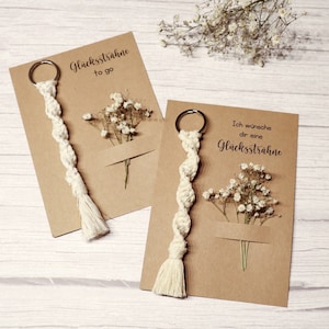 Schlüsselanhänger Glückssträhne Makramee mit personalisierter Karte und Trockenblumen