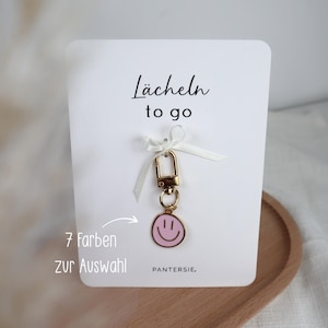 Schlüsselanhänger „Lächeln to go“ | Geschenkidee mit Karte | Geschenk zur Glücksbringer, Prüfung, Abschied | Emaille-Anhänger