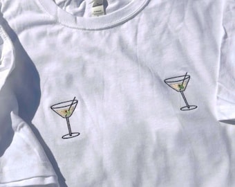 Schmutziges Martini besticktes Baby-T-Shirt - Y2K Ästhetisches Hemd, schmutziges Martini-Oberteil, zusätzliche Oliven, Tini-Zeit-Grafik-T-Shirt, Geschenk für Cocktail-Liebhaber