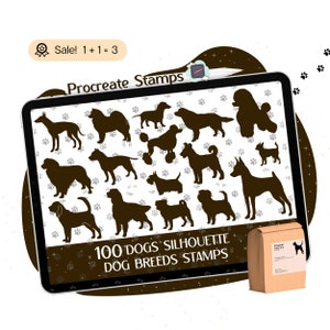 Pode incluir: Uma tela de tablet digital que exibe 100 silhuetas de raças de cães em preto sobre um fundo branco. O texto "100 DOGS SILHOUETTE DOG BREEDS STAMPS" está na parte inferior da tela. O tablet está sobre um fundo marrom com pegadas brancas.