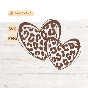 Könnte beinhalten: Zwei braune Herzen mit Leopardenmuster und dunkelbraunen Umrissen, die sich auf einem weißen Holzmaserungshintergrund überlappen. Das Bild enthält den Text "SVG" und "PNG" in einer hellorangen Box. Eine hellorangefarbene Box mit dem Text "Sale! 1+1=3" ist ebenfalls vorhanden.