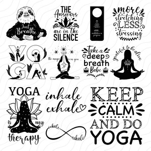 Pu&ograve; includere: Illustrazioni in bianco e nero di pose di yoga e citazioni ispiratrici su yoga, meditazione e consapevolezza. Le citazioni includono "Respira semplicemente", "Le risposte sono nel silenzio", "Fai un respiro profondo, tesoro", "Pi&ugrave; stretching, meno stress", "Grato di essere vivo", "Lo yoga &egrave; la mia terapia", "Inspira ed espira", e "Rimani calmo e fai yoga".