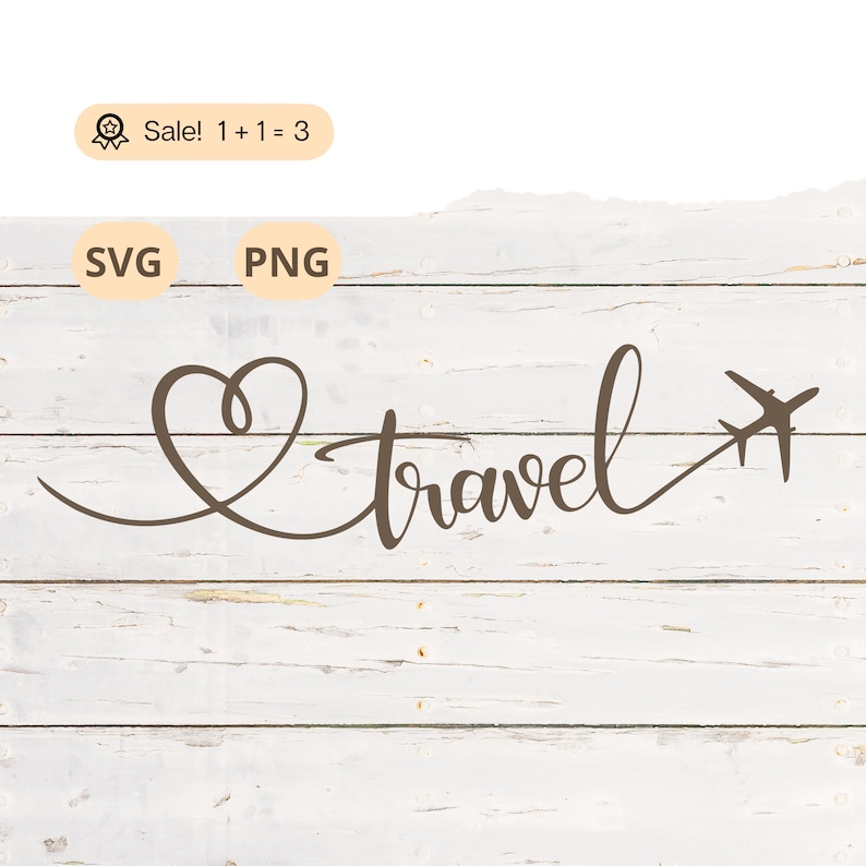 Puede incluir: La palabra "travel" escrita en cursiva marr&oacute;n con una forma de coraz&oacute;n al principio y un avi&oacute;n estilizado al final. El dise&ntilde;o est&aacute; sobre un fondo de madera blanca.