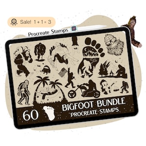 Puede incluir: Una pantalla de tableta digital que muestra un conjunto de 60 sellos Procreate de Bigfoot en blanco y negro. El texto "BIGFOOT BUNDLE PROCREATE STAMPS" se muestra en la pantalla. La tableta está sobre un fondo beige con un patrón de estrellas blancas.
