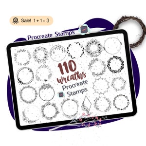 Può includere: Uno schermo di tablet digitale che mostra 110 illustrazioni di ghirlande in bianco e nero. Il testo "110 wreaths Procreate Stamps" è visualizzato sullo schermo. Il tablet è su uno sfondo blu scuro.