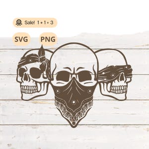 Puede incluir: Un gráfico marrón de tres calaveras, cada una con un diseño de pañuelo diferente. Una calavera tiene un pañuelo atado en la cabeza, otra tiene un pañuelo que le cubre la boca y la tercera tiene un pañuelo que le cubre los ojos. Incluye el texto "SVG" y "PNG".
