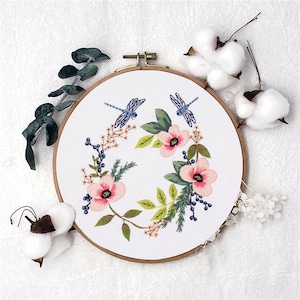 Floral Embroidery Pattern, Easy Floral Kit with Hoop, Hand Embroidery Set, Craft Kit For Beginners, Needlecraft Kit, Wall Art
