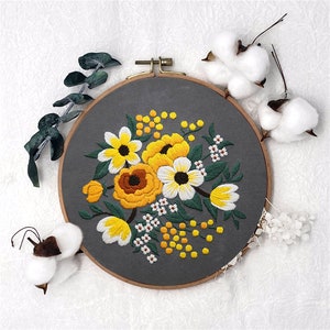 Modern Hand Embroidery Kit, Flower Embroidery Design, DIY Embroidery Hoop, Beginners Needlecraft kit, Wall decoration kit