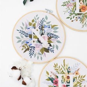 Kit de broderie à la main alphabet, cadeau de broderie monogramme, kit de sac en toile de fleurs en option, point de croix floral