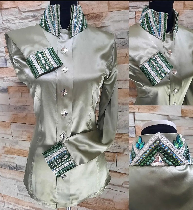 Peut inclure: Une chemise en satin vert sauge &agrave; col montant et manches longues. Le col et les poignets sont orn&eacute;s de strass verts et blancs. La chemise a une fermeture boutonn&eacute;e &agrave; l'avant.