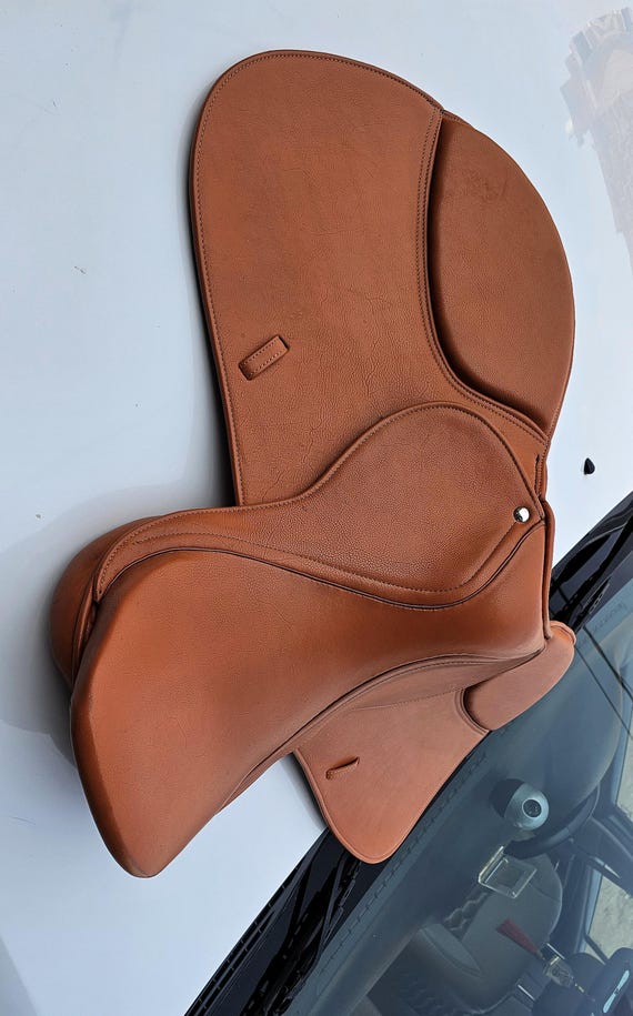 Pony jumping saddle