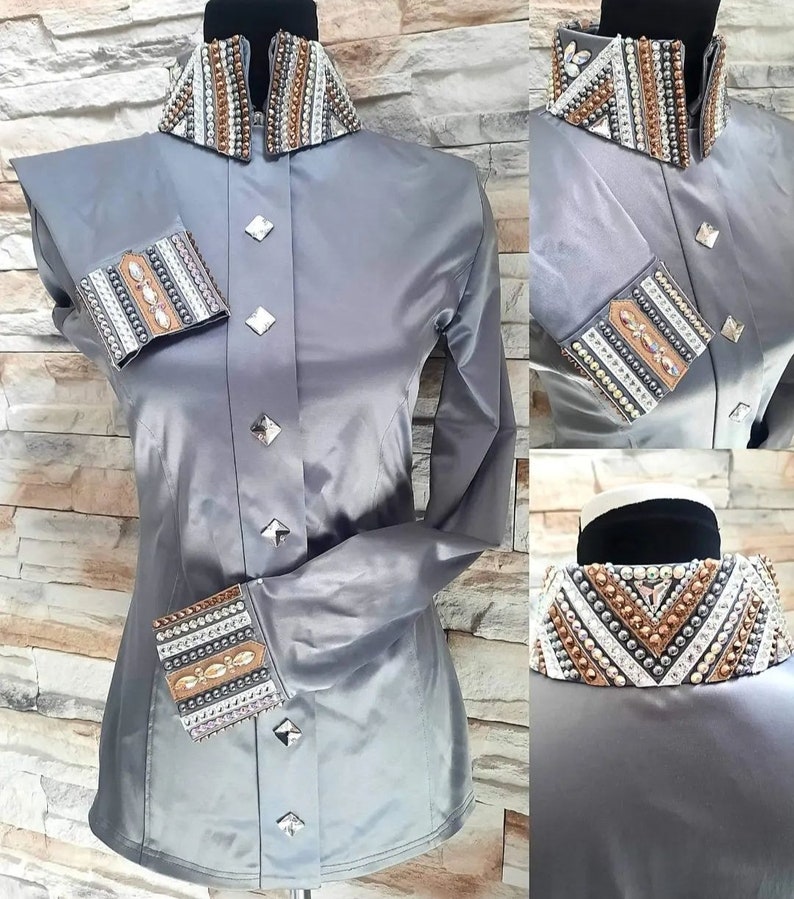 Peut inclure: Une chemise &agrave; manches longues en satin gris avec un col et des poignets d&eacute;coratifs. Le col et les poignets sont orn&eacute;s de strass, de perles et de paillettes dans des tons de brun, blanc et argent.