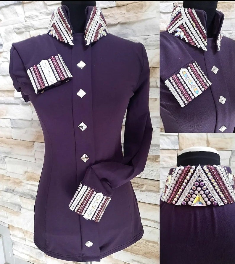 Peut inclure: Une chemise &agrave; manches longues de couleur violette avec un col et des poignets orn&eacute;s de blanc et de rose. La chemise a une fermeture boutonn&eacute;e &agrave; l'avant et une silhouette ajust&eacute;e.