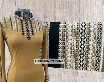 Camisa Showmanship con detalle de tachuelas negras y almohadilla de lana tejida a mano.