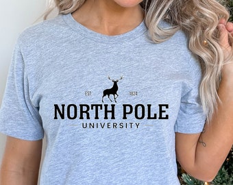 Camisa de la Universidad del Polo Norte, camiseta de ambiente navideño, camisa de Papá Noel, camisa de Feliz Navidad, camiseta de gorro de Papá Noel de Navidad, camisa de vacaciones de invierno