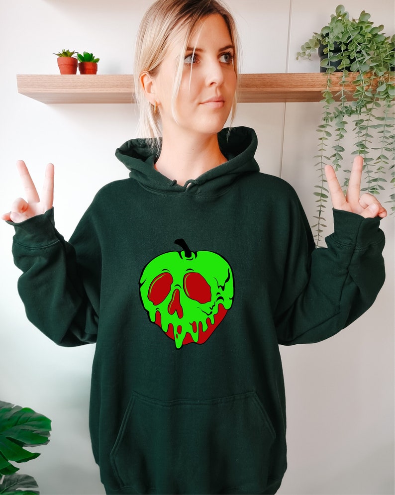 Op de afbeelding: Een donkergroen hoodie met een afbeelding van een groene appel met een rode schedel en druipende rode en groene accenten.