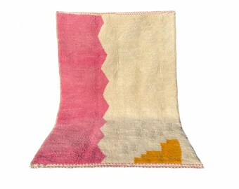 tapis Marocain rose et blanc, tapis mrirt de luxe, tapis Beni Ourain, tapis fait main sur mesure, tapis Laine naturelle, teppich Berbère
