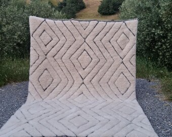 white Moroccan rug, white luxury mrirt rug, Berber teppich rug, boho decor, beni mrirt rug, custom handmade rug, for living room