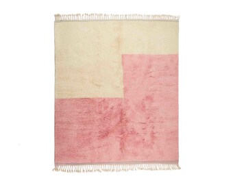 tapis blanc et rose, teppich berbère, tapis marocain, tapis mrirt de luxe, haute qualité, tapis beni ourain, tapis fait main sur mesure