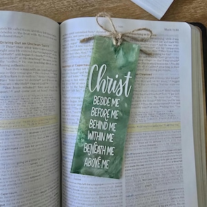 Könnte beinhalten: Ein grünes Lesezeichen mit weißem Hintergrund und dem Text "Christ Beside Me, Before Me, Behind Me, Within Me, Beneath Me, Above Me".