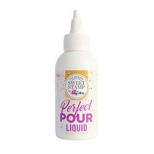 Puede incluir: Una botella blanca de Perfect Pour Liquid, un producto de The Original Sweet Stamp by Party Cakes. La botella tiene una etiqueta dorada y blanca con confeti y estrellas. La etiqueta dice "The Original Sweet Stamp by Party Cakes" y "Perfect Pour Liquid".