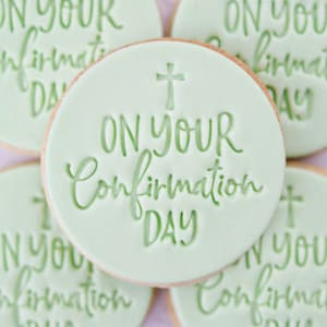 Puede incluir: Galletas redondas verdes y blancas con una cruz y el texto "ON YOUR Confirmation DAY" en cursiva.