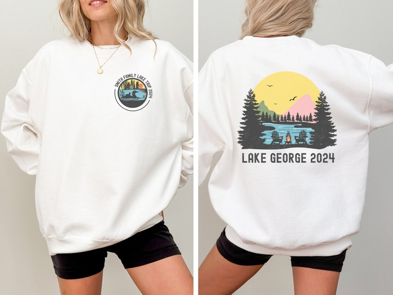 Puede incluir: Sudadera blanca con un gr&aacute;fico circular en la parte delantera que dice "Smith Family Lake Trip 2021" y un gr&aacute;fico en la parte trasera que dice "Lake George 2024" con una escena de lago y una puesta de sol.