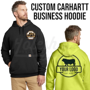 Könnte beinhalten: Schwarze und neongrüne Carhartt-Hoodies mit individuellen Firmenlogos. Der schwarze Hoodie hat ein Truck-Logo, der neongrüne ein Bullen-Logo. Beide haben "YOUR LOGO". Der Text "CUSTOM CARHARTT BUSINESS HOODIE" steht oben.