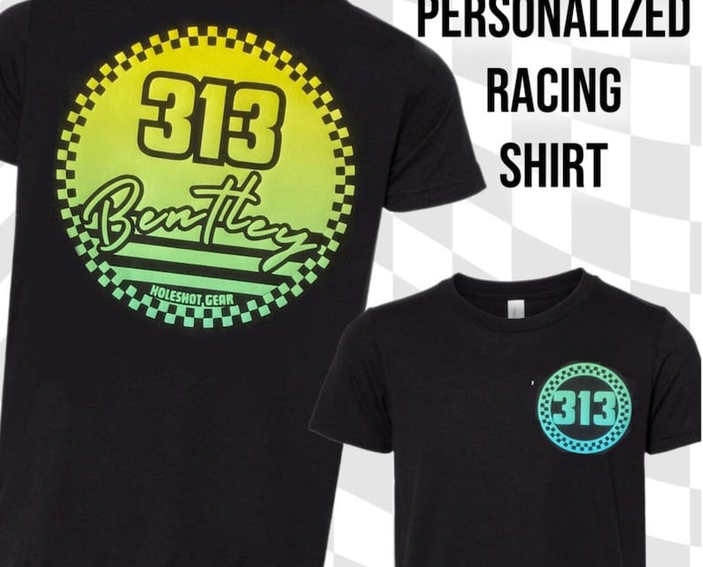 Puede incluir: Camiseta negra con un gr&aacute;fico circular verde y amarillo que presenta el n&uacute;mero "313" y la palabra "Bentley" en una fuente retro. El c&iacute;rculo est&aacute; rodeado por un borde a cuadros. El texto "HOLESHOT GEAR" est&aacute; impreso debajo del c&iacute;rculo.