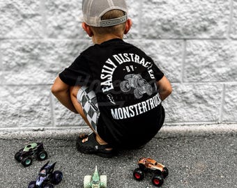 Maglietta Monster Truck, Holeshot, bambino piccolo, giovane, bambino, ragazzo, adulto scavatore di tombe, facilmente distratto dai Monster Truck, Eltoro, Megladon, Monster Jam