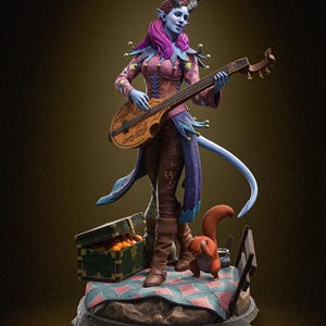 Può includere: Una statuetta di un personaggio femminile con la pelle blu, corna, capelli rosa e un abito con motivi viola e rosa. Sta suonando un liuto e ha uno scoiattolo e uno scrigno di arance ai suoi piedi. La statuetta è su una base di roccia marrone con un tappeto a motivi.