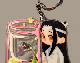 Pode incluir: Um chaveiro de acrílico transparente com um personagem de desenho animado com cabelo preto e uma roupa branca, segurando um frasco rosa e transparente com estrelas e um personagem de desenho animado menor dentro.