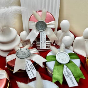 Eleganti candele profumate di soia con composizioni floreali essiccate per invitati a nozze in grandi quantità - Bomboniere personalizzate per feste di addio al nubilato - Compleanni