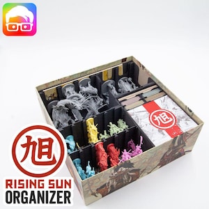 Puede incluir: Un organizador de juegos de mesa Rising Sun, con múltiples compartimentos para piezas y cartas. La caja está decorada con un diseño de inspiración japonesa e incluye varias figuras en miniatura de diferentes colores. El texto "RISING SUN ORGANIZER" es visible.