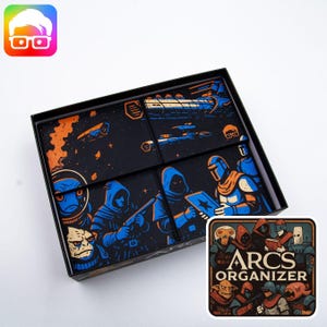 Op de afbeelding: Een zwarte doos met een ruimte-thema illustratie in blauw, oranje en wit. De illustratie toont futuristische personages en ruimtevaartuigen. Een sticker met de tekst "ARCS ORGANIZER" is ook zichtbaar.