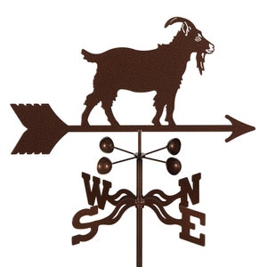 Peut inclure: Une girouette en métal brun en forme de chèvre avec une flèche directionnelle et une rose des vents. La chèvre est tournée vers la droite et a une barbe. La girouette est montée sur un poteau.