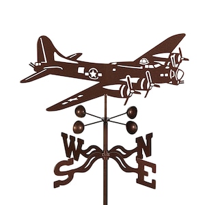 Puede incluir: Una veleta de metal marrón con un avión bombardero B-17 con una estrella blanca en el fuselaje. La veleta tiene una rosa de los vientos con las letras N, S, E y W.