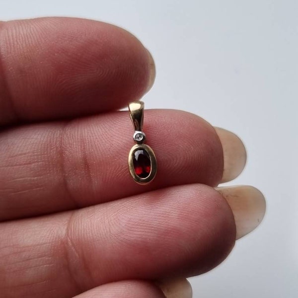 Super cute!!!! 9ct yellow gold garnet and diamond pendant