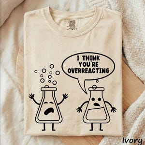 Creo que estás exagerando. Camiseta divertida de química, camiseta para profesor de ciencias, camiseta para nerds, camiseta de biología, camiseta de química.