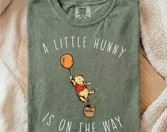 Camiseta "Un pequeño Hunny está en camino", camiseta de anuncio de embarazo de Disney, camiseta para mamá primeriza, camiseta de Winnie the Pooh