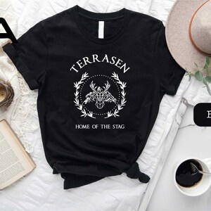 a t - shirt that says terrasen home of the king