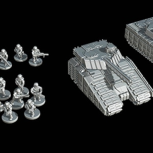 Op de afbeelding: Een set van miniatuur plastic militaire figuren, waaronder soldaten, tanks en gepantserde voertuigen. De figuren zijn zilver geverfd en klaar voor tabletop gaming.