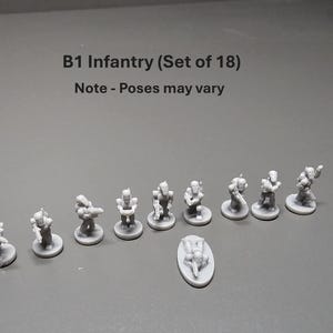 K&ouml;nnte beinhalten: Ein Set von 18 grauen B1-Infanterie-Miniaturen mit verschiedenen Posen f&uuml;r Tabletop-Spiele. Die Figuren stehen auf runden Basen, eine auf einer ovalen Basis. Der Text "B1 Infantry (Set of 18)" und "Note - Poses may vary" sind sichtbar.