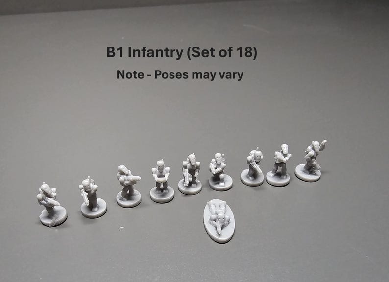 K&ouml;nnte beinhalten: Ein Set von 18 grauen B1-Infanterie-Miniaturen mit verschiedenen Posen f&uuml;r Tabletop-Spiele. Die Figuren stehen auf runden Basen, eine auf einer ovalen Basis. Der Text "B1 Infantry (Set of 18)" und "Note - Poses may vary" sind sichtbar.