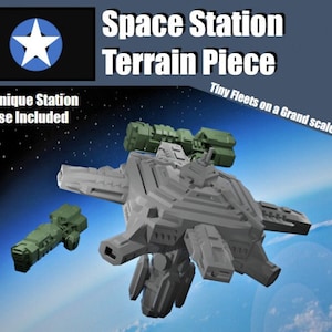 Peut inclure: Modèle imprimé en 3D d'une station spatiale avec une base grise et des accents verts. La station possède une plate-forme circulaire avec plusieurs bras qui s'étendent. Le texte "Space Station Terrain Piece" et "Tiny Fleets on a Grand scale!" est visible sur l'image.