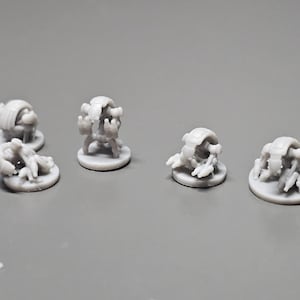 Pode incluir: V&aacute;rias pequenas figuras cinza claro de criaturas semelhantes a insetos. Cada figura est&aacute; em uma pequena base redonda. As criaturas t&ecirc;m v&aacute;rias pernas e um corpo segmentado. As figuras est&atilde;o dispostas em uma superf&iacute;cie cinza.