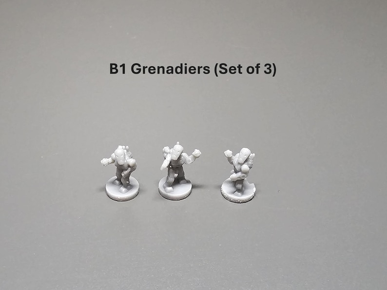 K&ouml;nnte beinhalten: Drei kleine, graue Figuren von B1-Grenadieren werden auf einer grauen Oberfl&auml;che gezeigt. Die Figuren stehen auf kreisf&ouml;rmigen Sockeln. Der Text "B1 Grenadiers (Set of 3)" ist &uuml;ber den Figuren aufgedruckt.