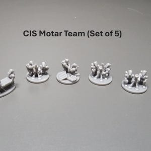 K&ouml;nnte beinhalten: Ein Set aus f&uuml;nf grauen Miniaturfiguren mit der Bezeichnung "CIS Motar Team". Die Figuren zeigen Soldaten in verschiedenen Posen, die Ausr&uuml;stung bedienen. Die Figuren stehen auf kleinen, runden Sockeln, vor einem schlichten grauen Hintergrund.